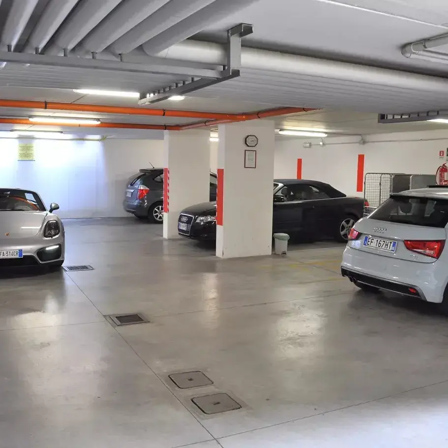 Struttura con parcheggio interno coperto, soluzione comoda per auto al riparo da pioggia e sole