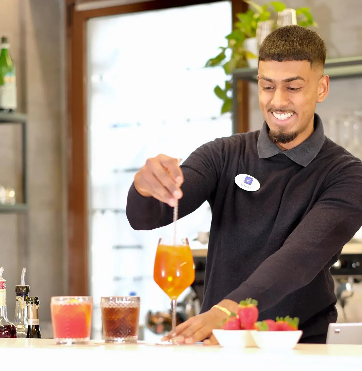Bar interno dell’hotel con servizio caffetteria e area relax aperta agli ospiti durante tutto il giorno