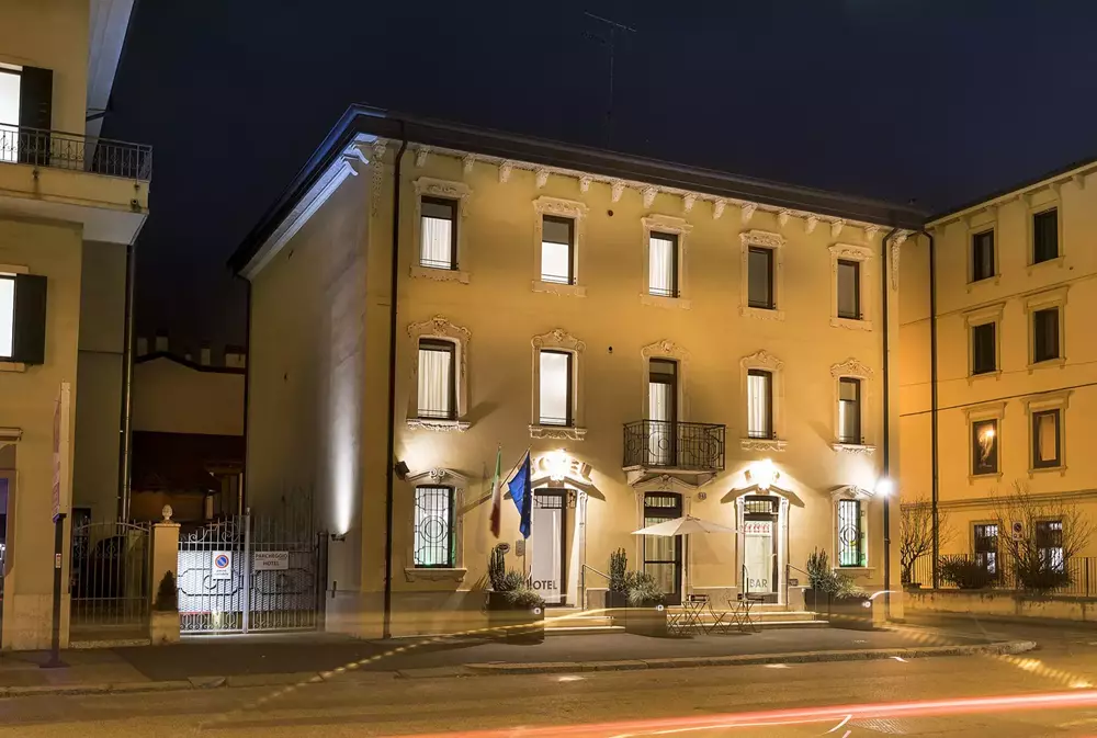 Facciata in stile Liberty dell'Albergo Fontana in via Goffredo Mameli 148, di fronte all’Ospedale Borgo Trento a Verona