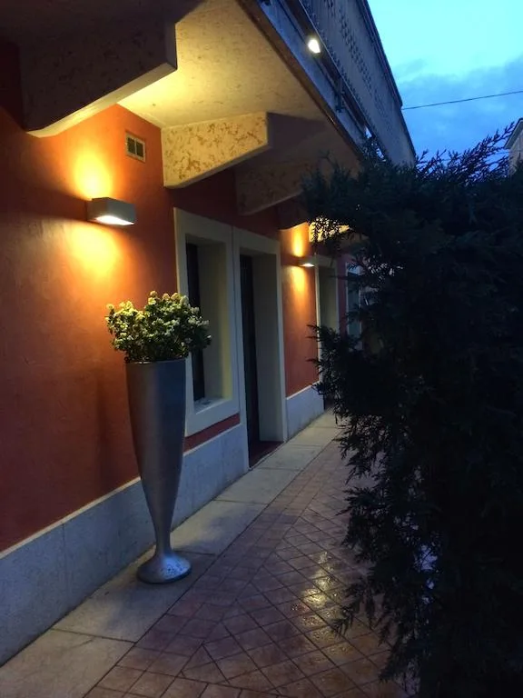 Percorso di accesso alla dependance dell'Albergo Fontana a Verona, con ampi ingressi progettati per garantire il facile passaggio a sedie a rotelle e persone con mobilità ridotta
