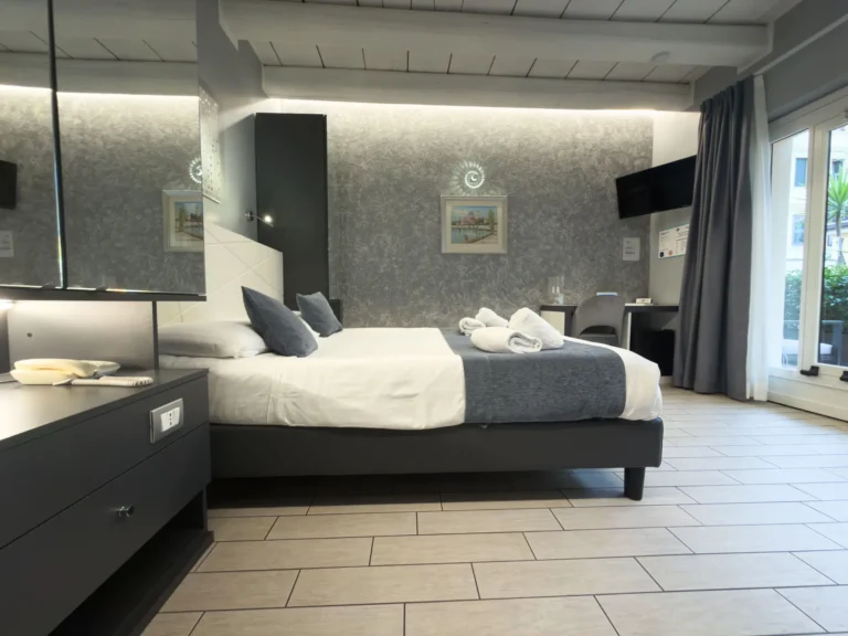 Ampia camera accessibile situata al piano terra della dépendance dell'Albergo Fontana a Verona, con ampi spazi di manovra e bagno attrezzato per ospiti con disabilità.
