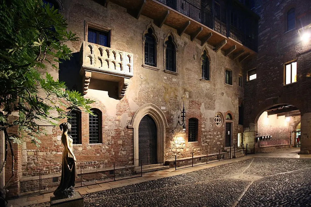 Il celebre balcone della Casa di Giulietta a Verona; immagine principale per l'articolo del blog sulle nuove modalità di visita e prenotazione.