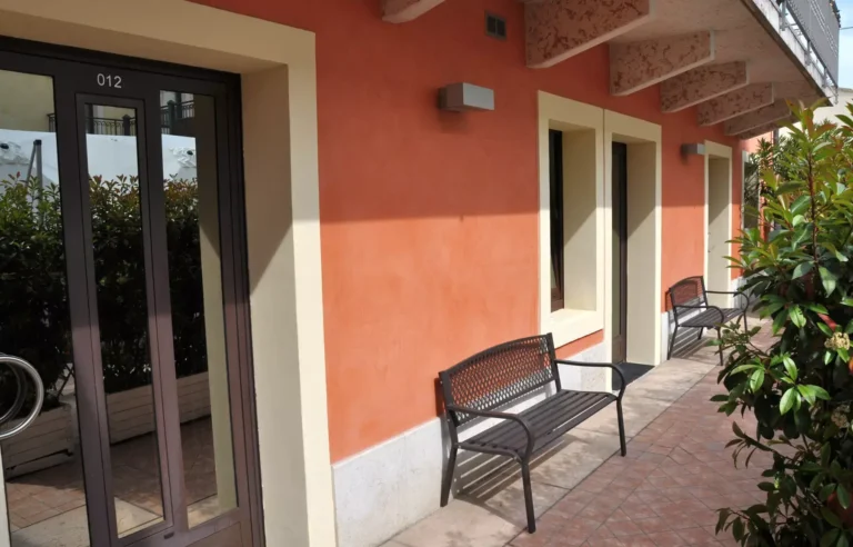 Vista della dépendance dell'Albergo Fontana a Verona, situata nel cortile interno, con camere moderne al piano terra e primo piano per un soggiorno riservato e silenzioso.
