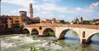 Veduta suggestiva di Ponte Pietra a Verona, simbolo della città citato da Resonance Daily nell'articolo che premia l'Albergo Fontana come miglior hotel.