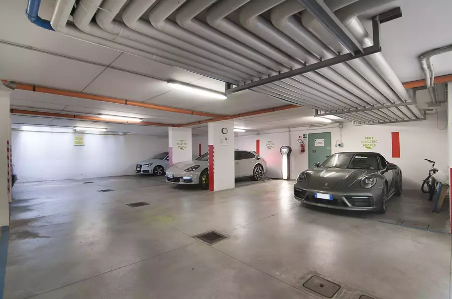 Interno del garage privato e videosorvegliato dell'Albergo Fontana a Verona, con posti auto riservati per la massima sicurezza e comodità degli ospiti.