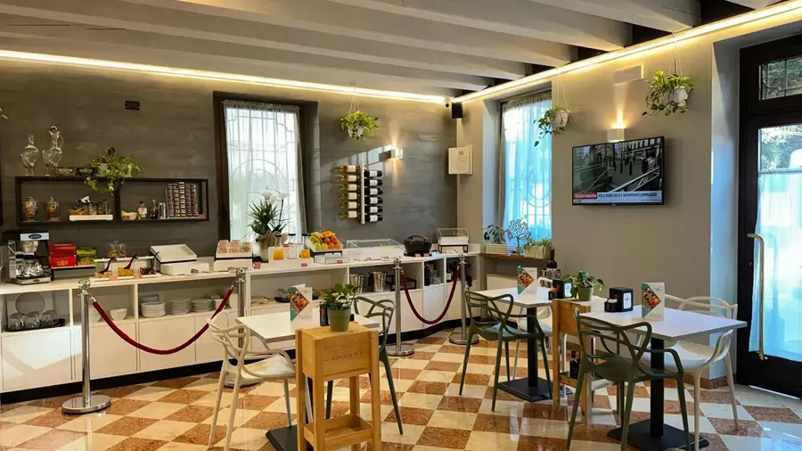 Ampia veduta della sala colazioni dell'Albergo Fontana a Verona con ricco buffet dolce e salato, allestito in un ambiente moderno e accogliente.