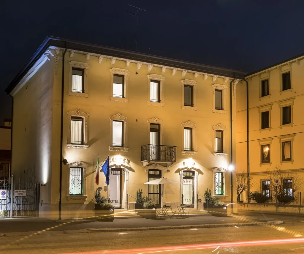 Facciata esterna dell'Albergo Fontana a Verona, hotel moderno situato di fronte all'Ospedale Borgo Trento
