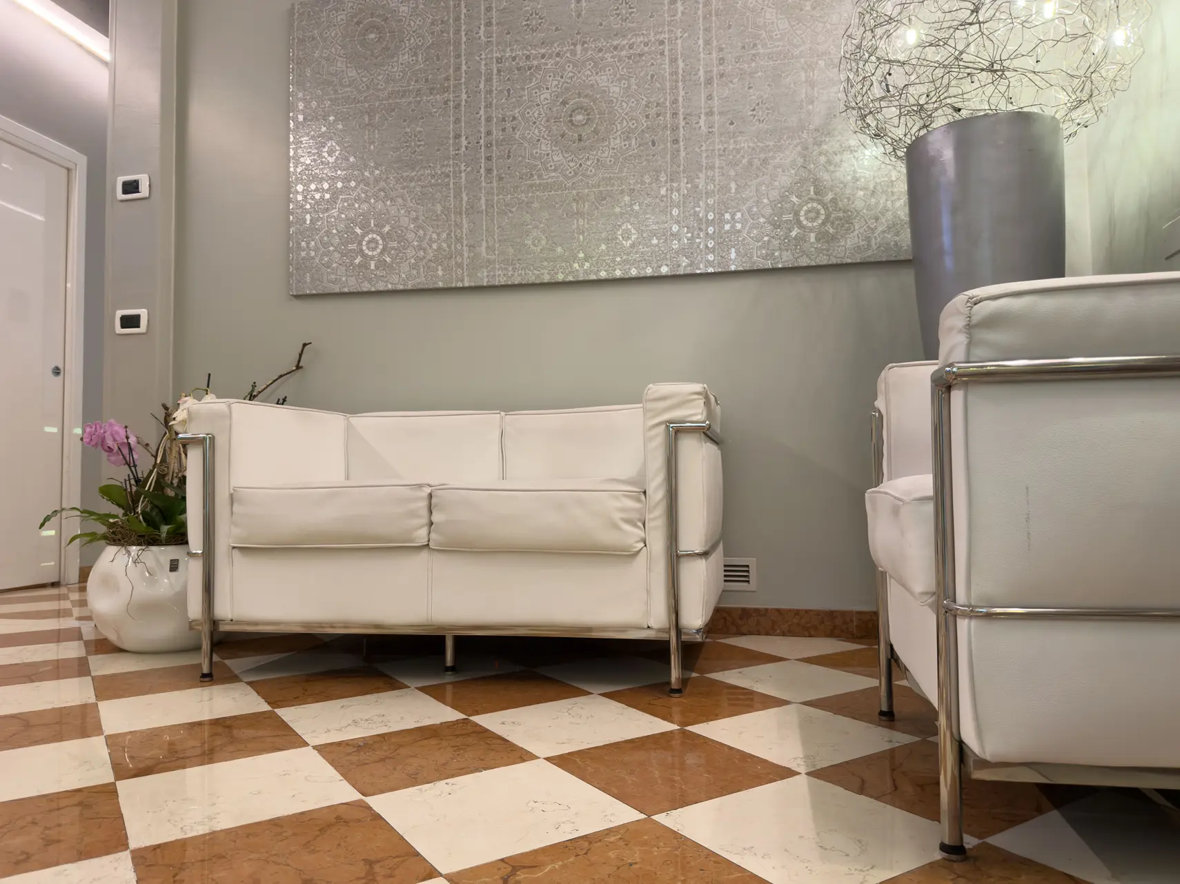 Comodi divanetti nell'area lounge e sala TV dell'Albergo Fontana a Verona, un ambiente tranquillo pensato per il relax degli ospiti e la lettura