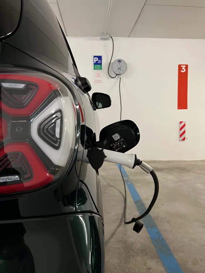 Un veicolo elettrico in fase di ricarica presso la stazione dedicata nel garage dell'Albergo Fontana a Verona, un servizio esclusivo per la mobilità green dei nostri ospiti