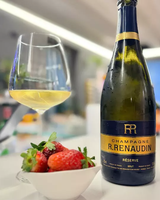 Calici di champagne e fragole fresche serviti presso il bar dell'Albergo Fontana a Verona, un servizio esclusivo per brindisi romantici e occasioni speciali