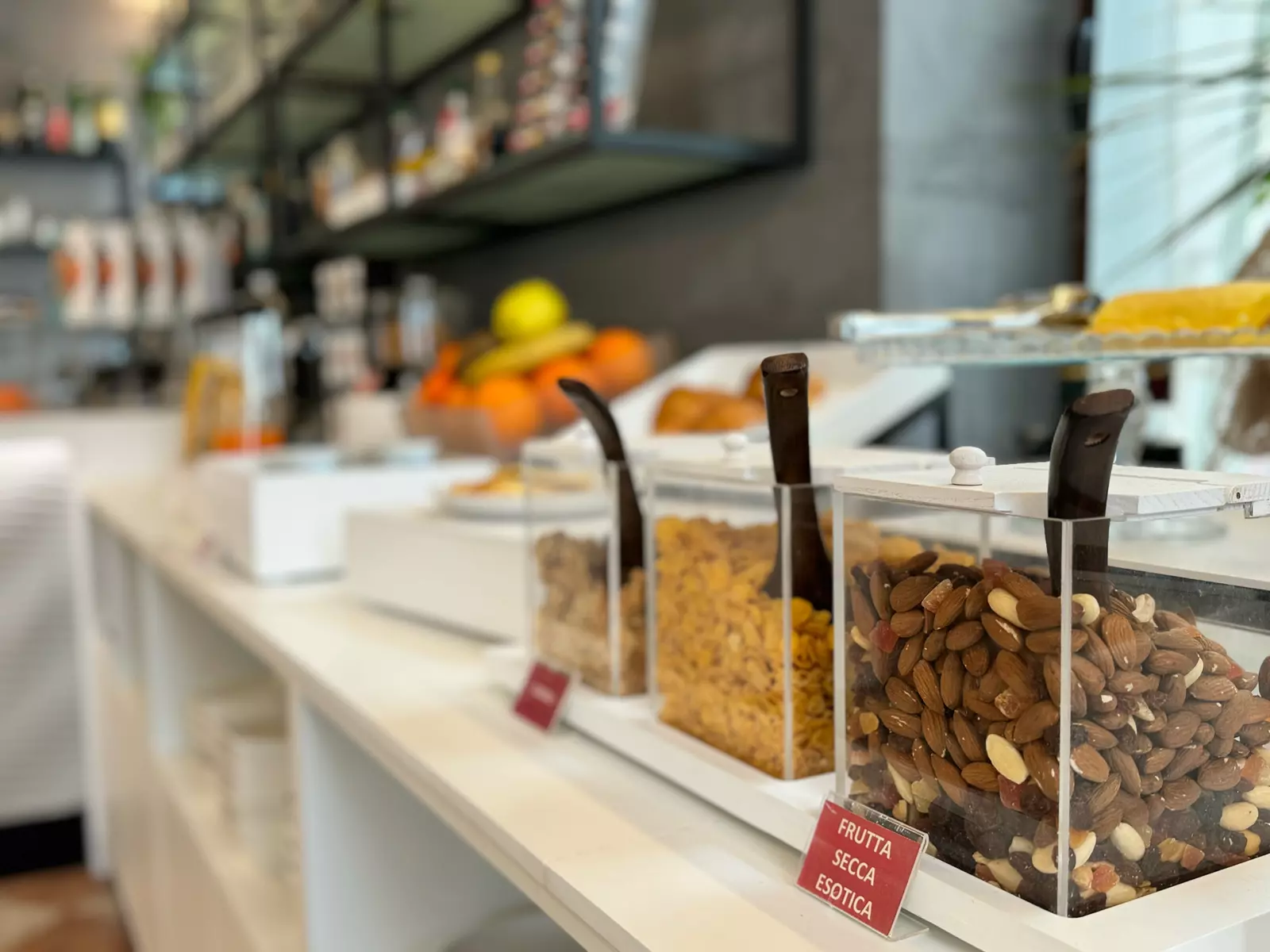 Ampia selezione del buffet colazione dell'Albergo Fontana a Verona, con brioches fresche, torte artigianali, frutta di stagione e opzioni salate allestite con cura.