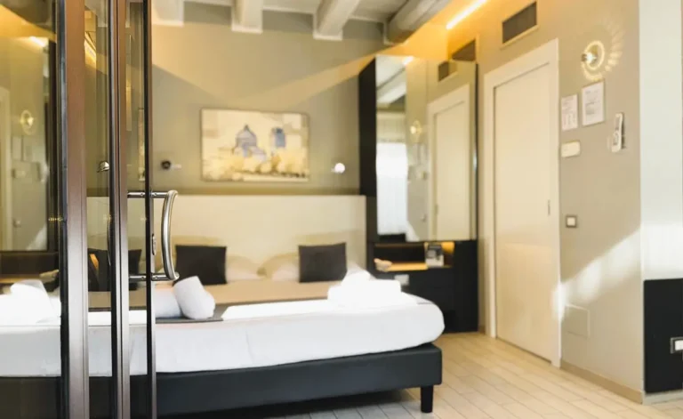 Ampio ingresso della camera accessibile presso l'Albergo Fontana a Verona, progettato con soglia a filo pavimento e spazi di manovra ottimizzati per persone con mobilità ridotta.