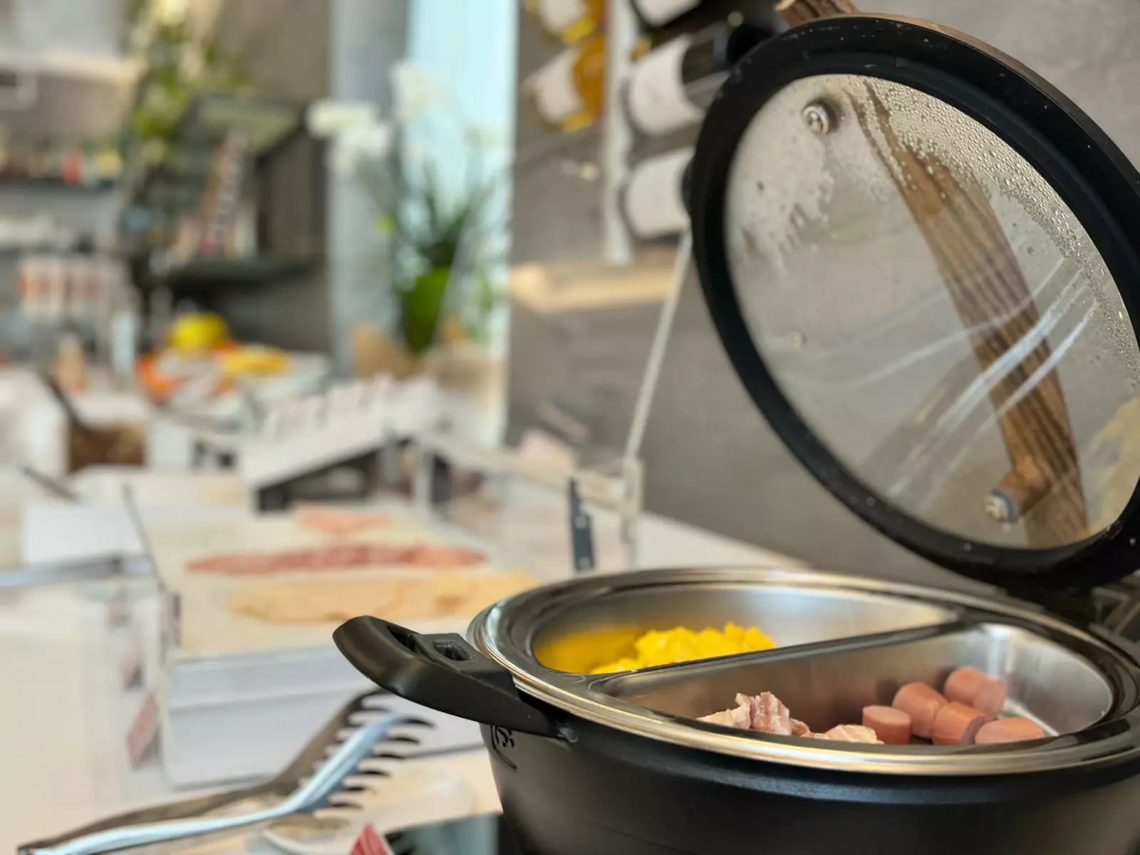 Dettaglio delle pietanze fresche del buffet colazione dell'Albergo Fontana a Verona, con selezione di pasticceria artigianale e opzioni dolci e salate.