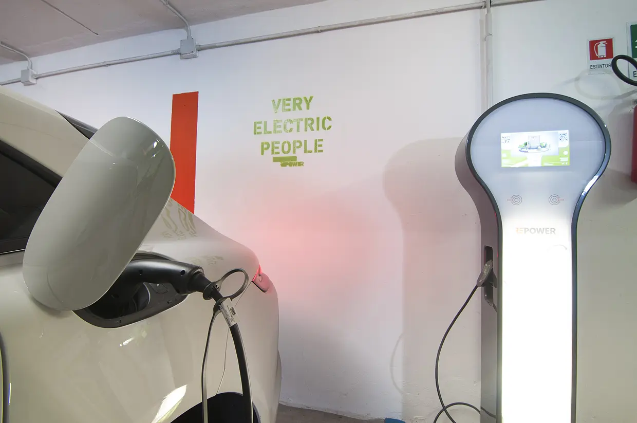 Dettaglio della colonnina wallbox per la ricarica rapida di auto elettriche e ibride plug-in nel garage dell'Albergo Fontana a Verona.