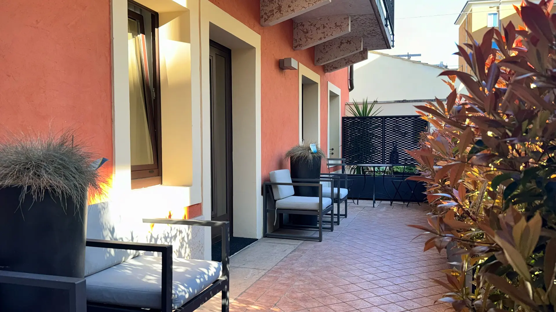 Vista della dépendance dell'Albergo Fontana a Verona, situata nel cortile interno, con camere moderne al piano terra e primo piano per un soggiorno riservato e silenzioso.