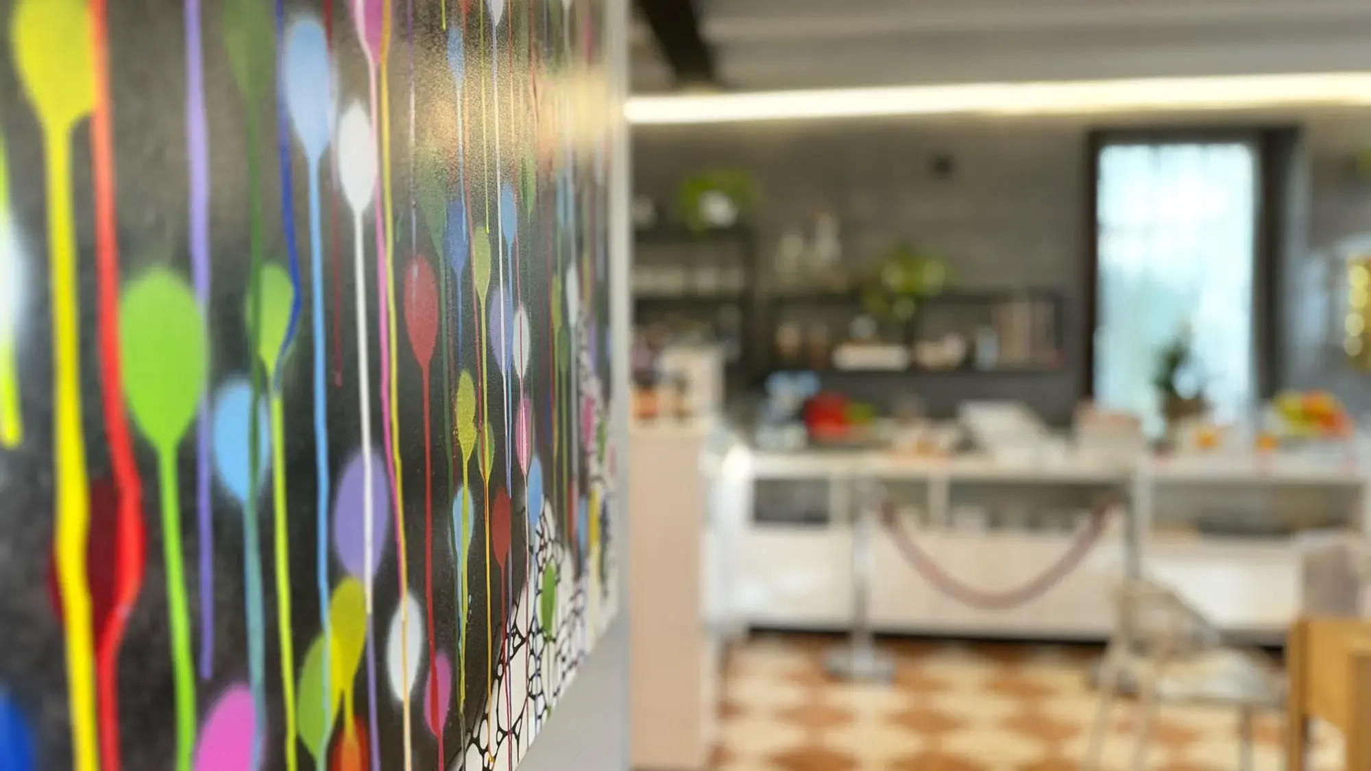 Particolare di un quadro decorativo nella sala colazioni dell'Albergo Fontana a Verona, un dettaglio di stile che arricchisce l'ambiente e l'atmosfera del mattino.