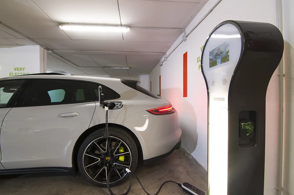 Stazione di ricarica per veicoli elettrici nel garage privato dell'Albergo Fontana a Verona, un servizio moderno per garantire un viaggio sostenibile e senza pensieri.