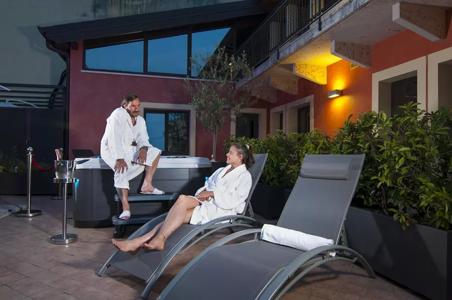 L'immagine dell'area solarium e relax esterno è fondamentale perché promette all'ospite uno spazio di libertà e aria aperta, un plus non scontato per un hotel in città. Ecco l'ottimizzazione per questa specifica immagine: 1. Nome del file Puntiamo sulla combinazione di sole e tranquillità: albergo-fontana-verona-solarium-esterno-relax-giardino.jpg 2. Titolo (In Elementor) Solarium e Dehors Privato 3. Alt Text (Testo Alternativo) Area solarium esterna dell'Albergo Fontana a Verona, arredata con lettini prendisole in un cortile riservato e silenzioso, ideale per momenti di relax all'aperto.