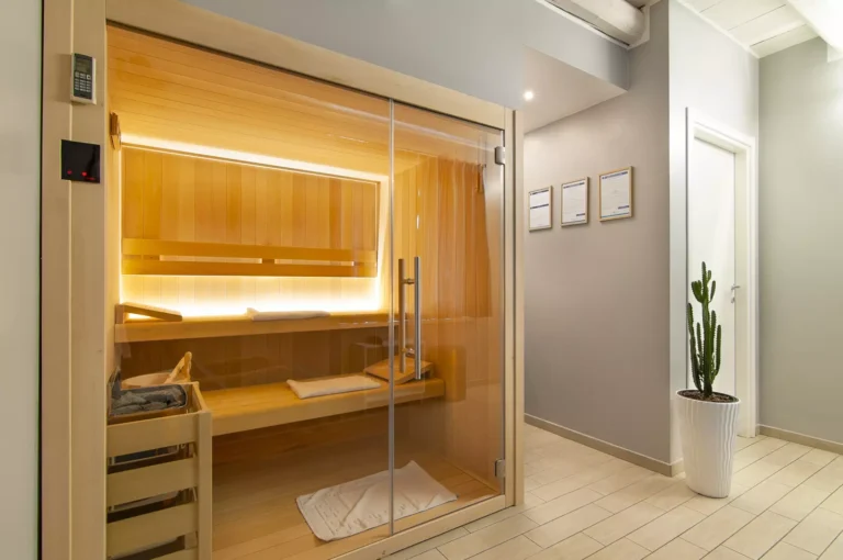Interno della moderna sauna finlandese in legno chiaro presso l'Albergo Fontana a Verona, progettata per offrire un’esperienza di benessere e calore profondo in un ambiente intimo.