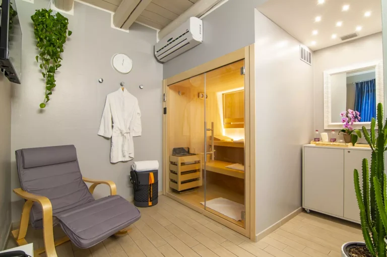 Sauna dell'Albergo Fontana a Verona, in legno naturale e l'illuminazione soffusa pensata per il massimo relax.