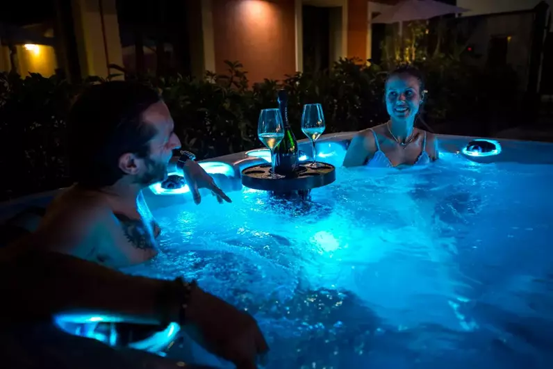 Ospiti che si godono un momento di puro relax nella vasca idromassaggio Jacuzzi dell'Albergo Fontana a Verona, ideale per rigenerarsi dopo la giornata.