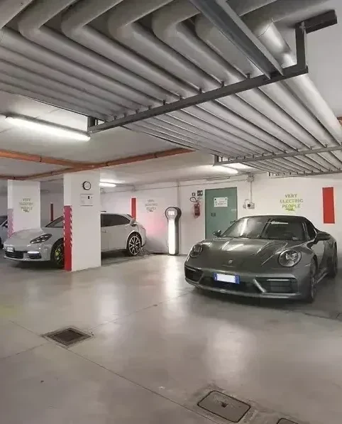 Parcheggio privato e coperto dell'Albergo Fontana a Verona, con posti auto riservati e sistema di videosorveglianza per la massima sicurezza dei veicoli.