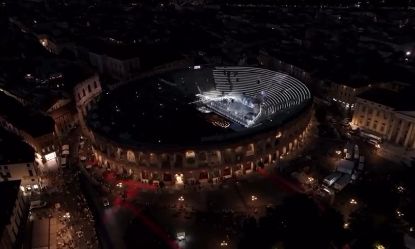 Veduta dell'Arena di Verona illuminata per il Festival Lirico 2026, utilizzata per la promozione dei soggiorni dedicati agli amanti dell'opera presso l'Albergo Fontana.