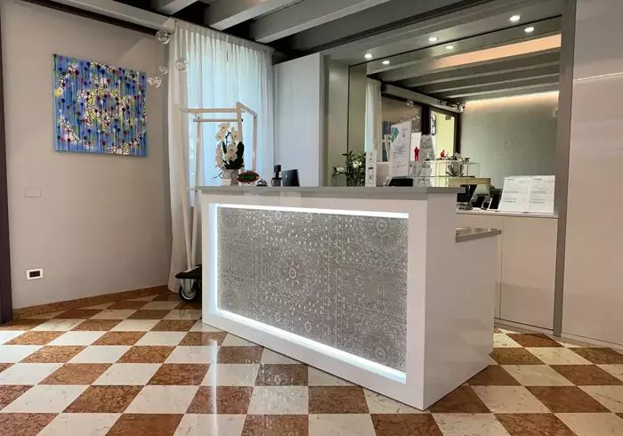 Desk della reception dell'Albergo Fontana a Verona, moderno e luminoso, per l'accoglienza degli ospiti