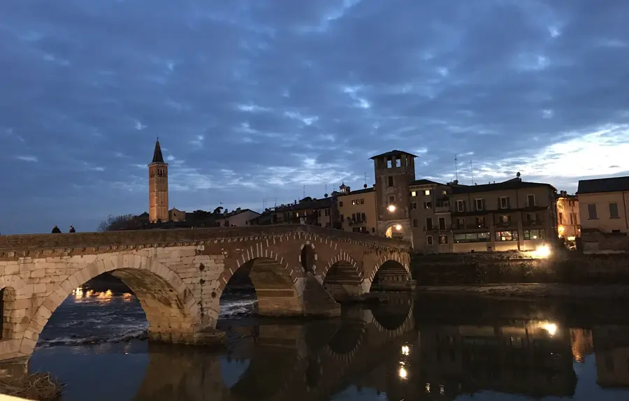 L'antico Ponte Pietra che attraversa il fiume Adige a Verona, situato a breve distanza dall'Albergo Fontana e ideale per una passeggiata culturale.