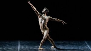 Roberto Bolle si esibisce con i suoi "Friends" sul palcoscenico dell'Arena di Verona, un appuntamento imperdibile di danza e cultura per gli ospiti dell'Albergo Fontana.