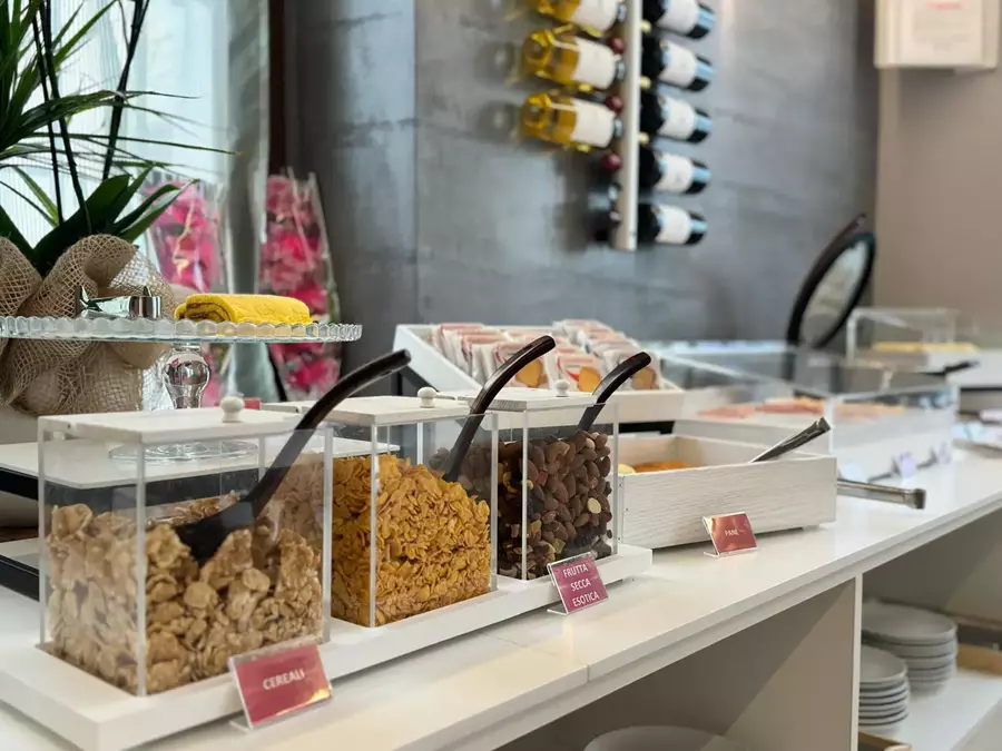 Assortimento di prodotti dolci e salati per la colazione a buffet dell'hotel a Verona