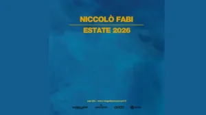 Niccolò Fabi si esibisce sul palco del Teatro Romano di Verona in un’atmosfera intima e suggestiva.