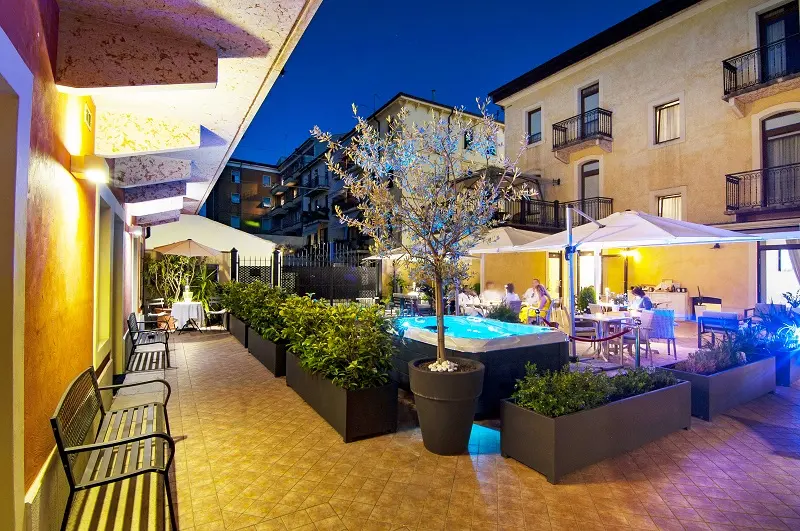 Area relax esterna e dehor serale della dependance, atmosfera accogliente e tranquilla a Verona
