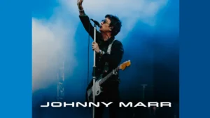 ohnny Marr si esibisce con la sua chitarra sul palco del Teatro Romano di Verona.
