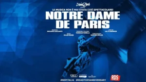 Una suggestiva scena dell'opera Notre Dame de Paris sul palco dell'Arena di Verona con le iconiche scenografie delle cattedrali.