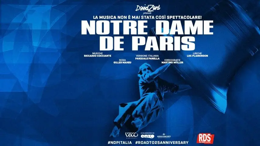 Una suggestiva scena dell'opera Notre Dame de Paris sul palco dell'Arena di Verona con le iconiche scenografie delle cattedrali.