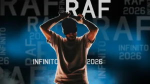 Raf sul palco del Teatro Romano di Verona ad eseguire i suoi successi pop più famosi.