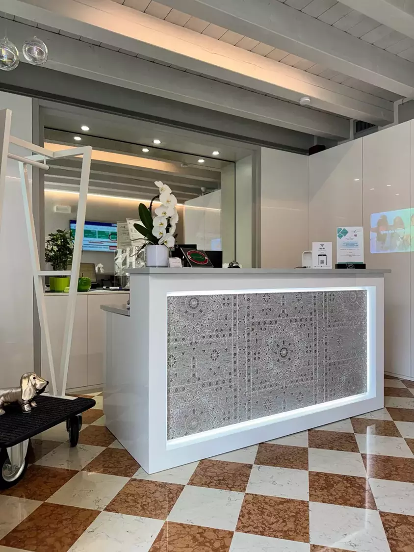 Desk della reception dell'Albergo Fontana a Verona, moderno e luminoso, per l'accoglienza degli ospiti