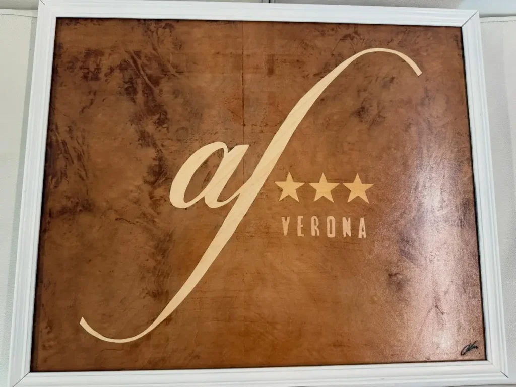n pensiero speciale dei nostri ospiti: quadro in mostra nella struttura che testimonia l'accoglienza dell'Albergo Fontana