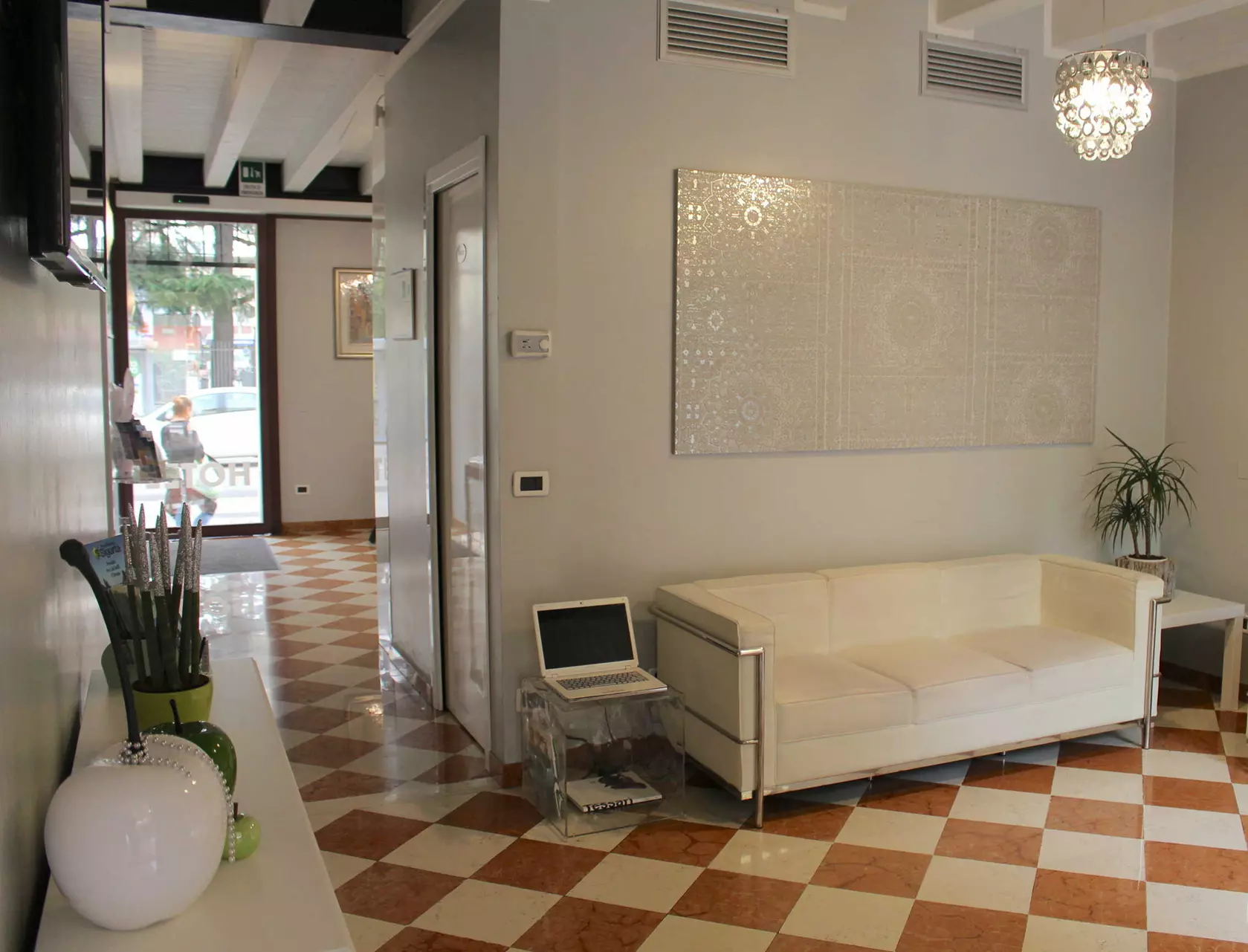 Zona lounge comune dell'hotel, arredata in stile moderno e funzionale per offrire un soggiorno sereno