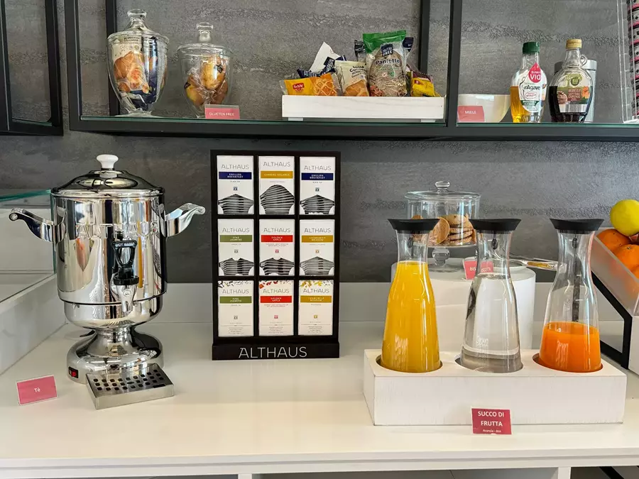 Selezione di succhi di frutta e bevande fresche disponibili al buffet della colazione dell'Albergo Fontana