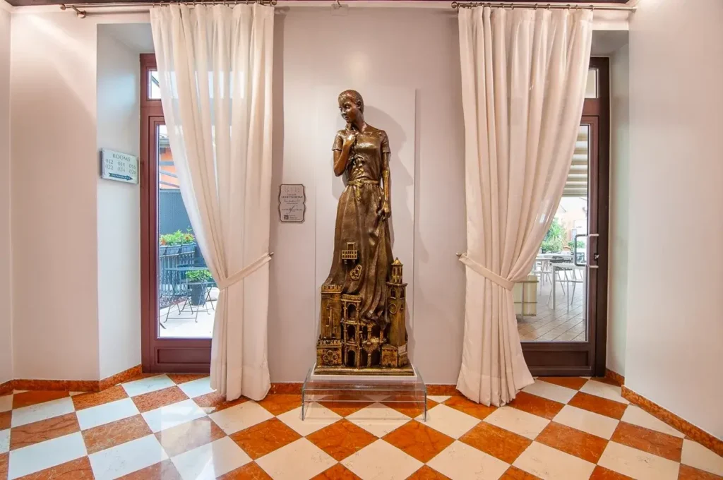 Statua tributo a Giulietta esposta nella sala lettura dell’hotel, omaggio al romanticismo e alla storia di Verona
