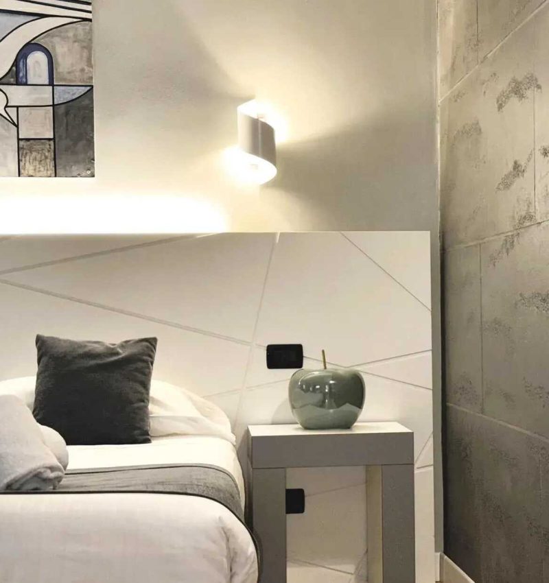 Camera doppia o matrimoniale Stanza doppia ben organizzata con servizi moderni, climatizzazione e bagno privato, situata nella sede centrale dell’hotel